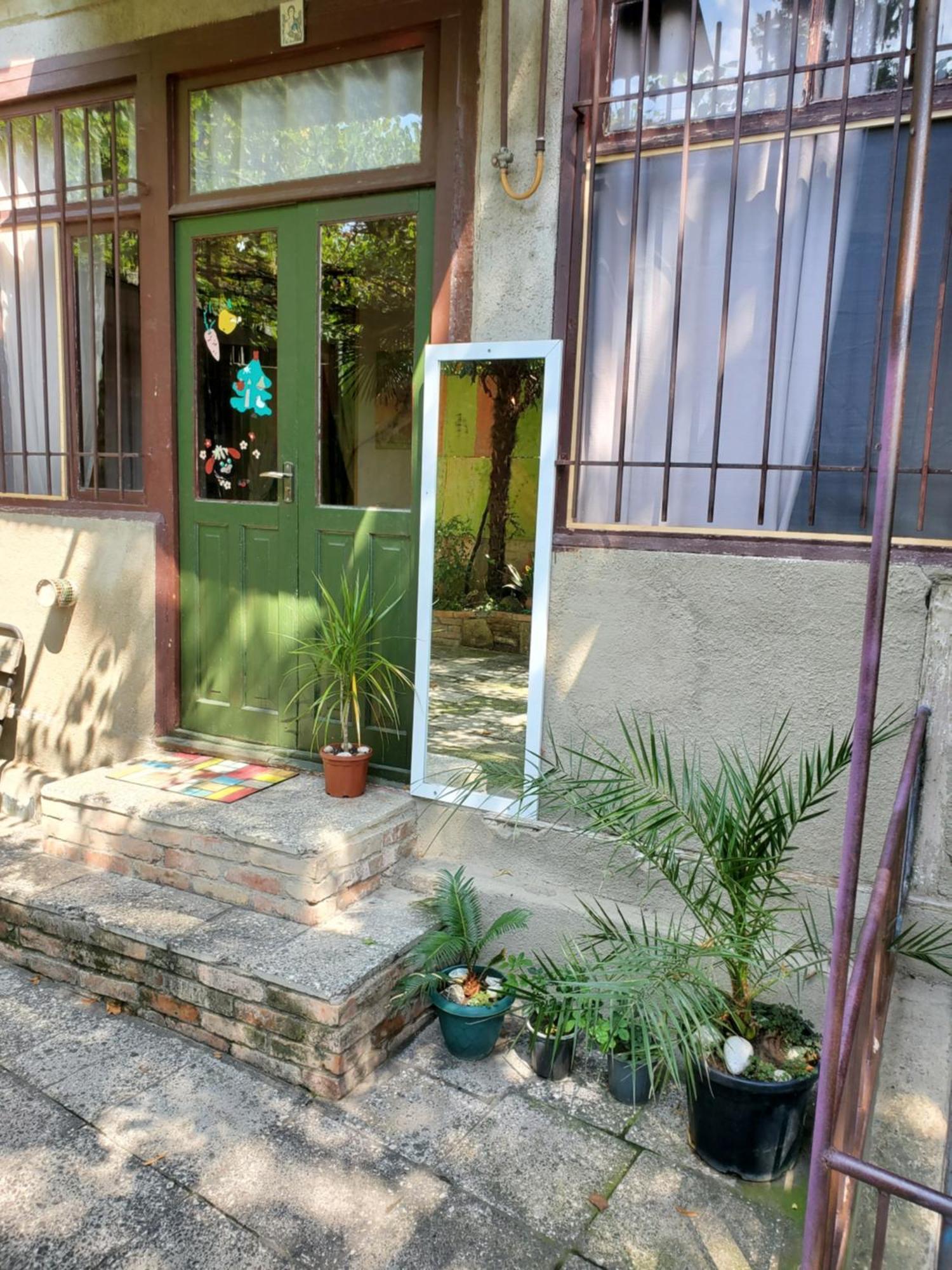 Уиут Ниниа Сад Apartment Tbilisi Exterior foto